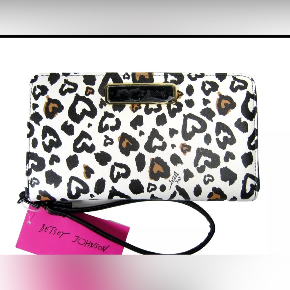 NEW Betsey Johnson Leopard Heart Print Wallet Wristlet. NWT
